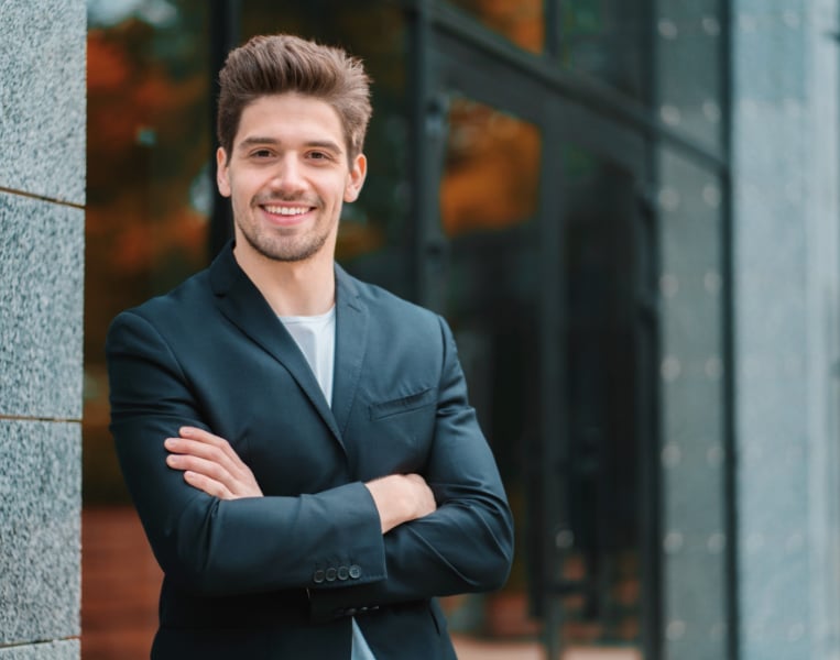 portrait-of-young-successful-confident-businessman-in-the-city-on-office-building-background-man-in_t20_AlnLA0