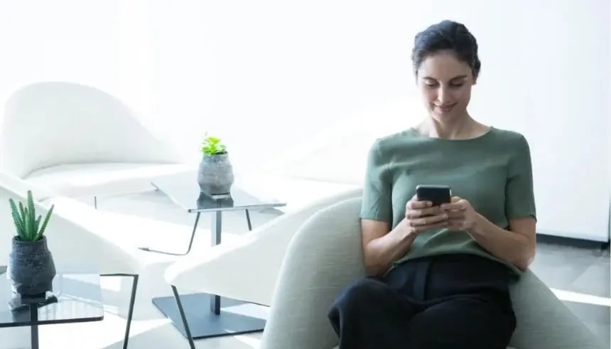 smartphone-contract-signing-En-soft