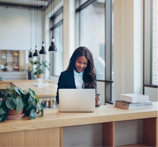 smiling african american businesswoman busy workin M8J6Q72