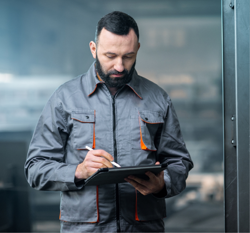 worker with a digital tablet at the plant 2021 08 31 15 10 52 utc